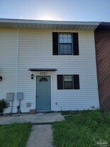 8103 Stonebrook Dr in Pensacola, FL - Building Photo