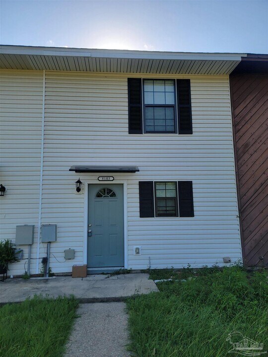 8103 Stonebrook Dr in Pensacola, FL - Building Photo