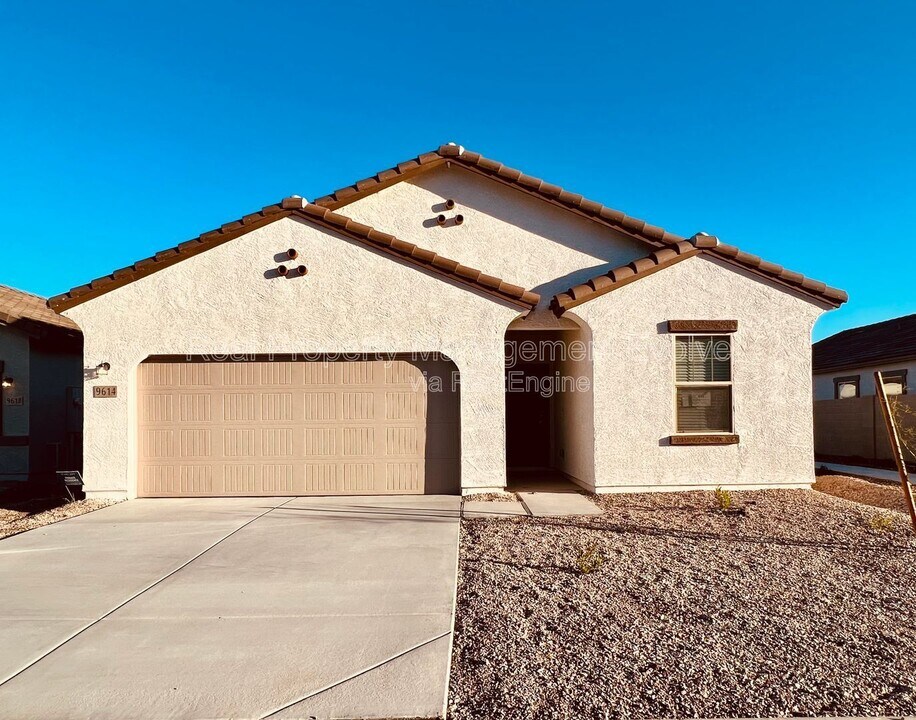 9614 W Agora Ln in Tolleson, AZ - Building Photo