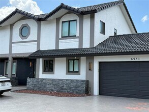 6951 W Wedgewood Ave in Davie, FL - Building Photo - Building Photo