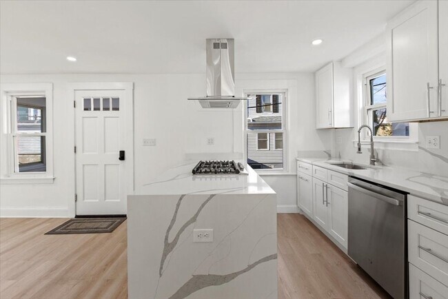 14 Quirk Ct, Unit 1 in Newton, MA - Building Photo - Building Photo
