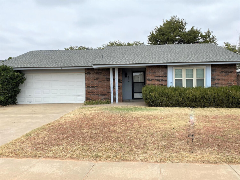 5702 2nd Pl Dr in Lubbock, TX - Building Photo