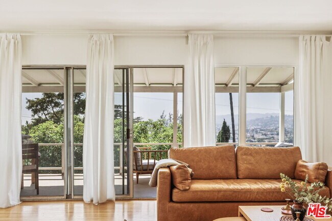 3915 Clayton Ave W in Los Angeles, CA - Building Photo - Building Photo