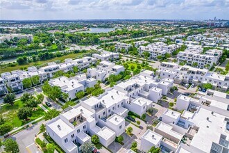 10445 NW 66th St in Doral, FL - Building Photo - Building Photo
