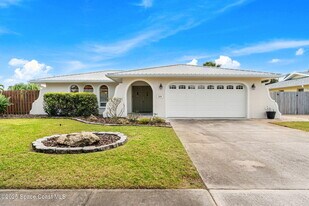 509 W Amherst Cir in Satellite Beach, FL - Building Photo