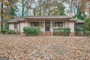 2932 Marsh Ln SW in Stone Mountain, GA - Building Photo