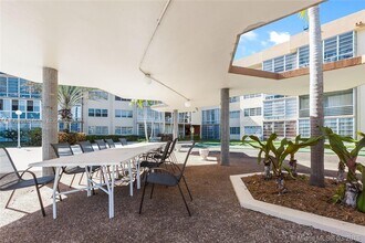 873 NE 195th St in Miami, FL - Building Photo - Building Photo