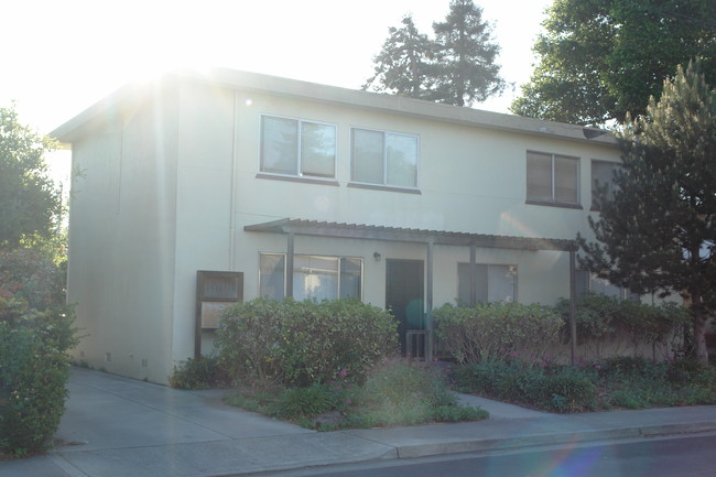 3406 Santa Clara Ave in El Cerrito, CA - Foto de edificio - Building Photo