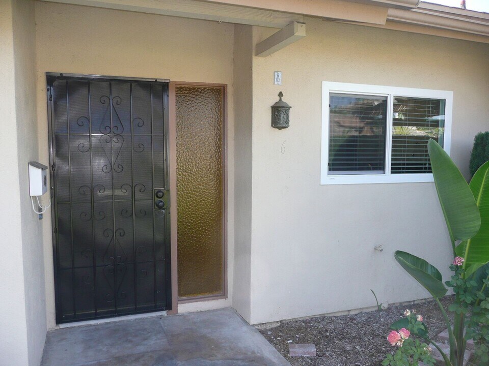 1881 Mitchell Ave in Tustin, CA - Foto de edificio