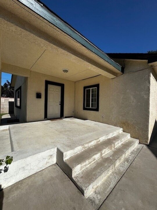 2209 Chester Ln in Bakersfield, CA - Building Photo