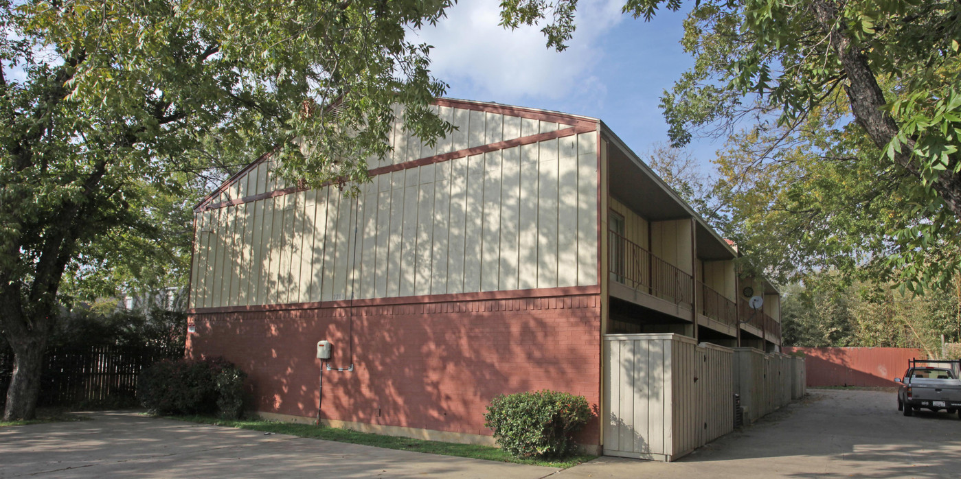 2208 W HIckory St in Denton, TX - Building Photo