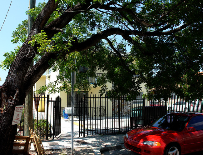 1054 SW 2nd St in Miami, FL - Foto de edificio - Building Photo