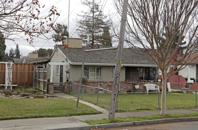 905-913 Blossom Way in Hayward, CA - Foto de edificio - Building Photo