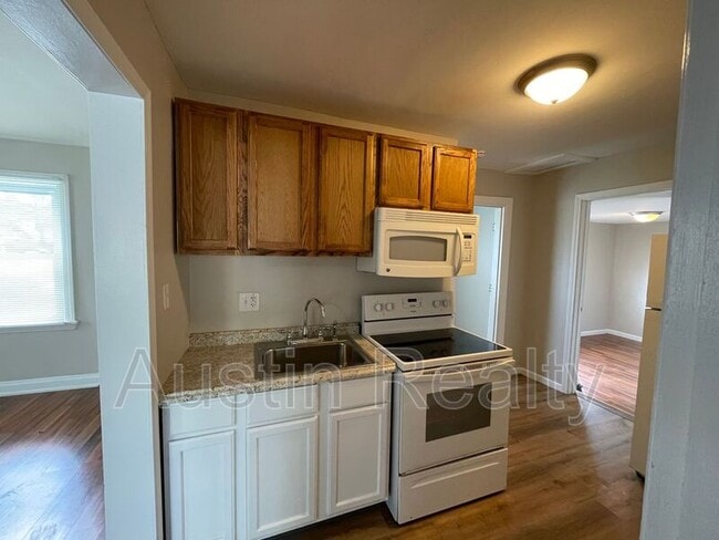 1551 N Hanley Rd in University City, MO - Building Photo - Building Photo