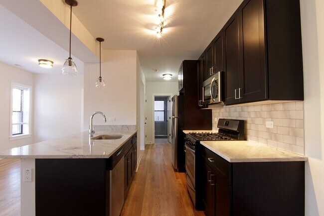 2212 W Eastwood in Chicago, IL - Building Photo - Building Photo