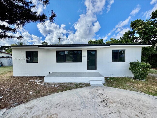 15300 NW 32nd Ave in Opa Locka, FL - Foto de edificio - Building Photo