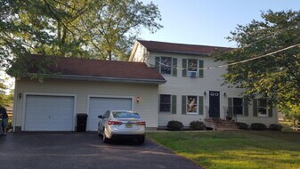 35 Princeton Ave, Unit 2nd Floor in Rocky Hill, NJ - Building Photo