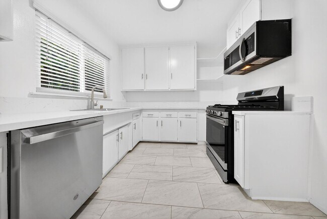 2469 S. Robertson Blvd in Los Angeles, CA - Building Photo - Building Photo