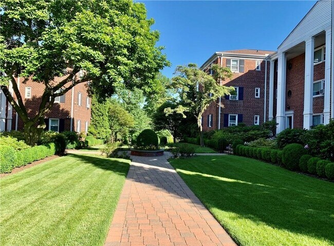 1833 Palmer Ave in Larchmont, NY - Building Photo - Building Photo