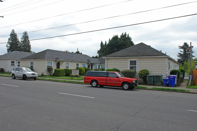 9030 SE Stark St in Portland, OR - Building Photo - Building Photo