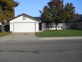 2043 Candlewood Ln in Hanford, CA - Building Photo