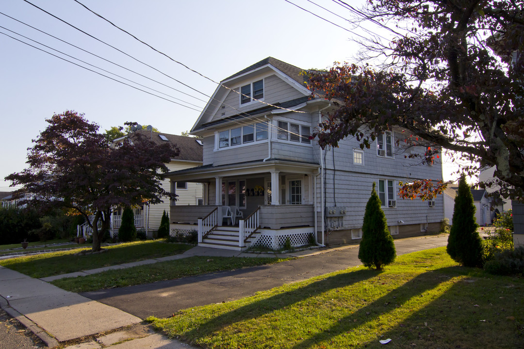 29 Woodbury Ave in Norwalk, CT - Building Photo