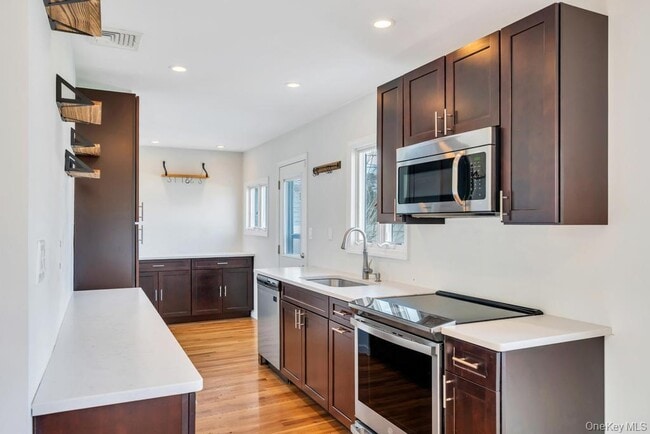 3685 Prairie Path in Bethpage, NY - Building Photo - Building Photo