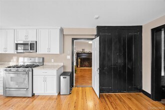 232 N Country Rd in Mount Sinai, NY - Foto de edificio - Building Photo