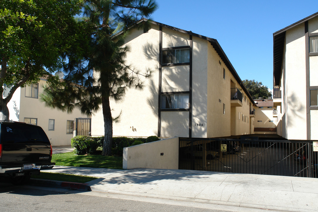 1304 E Broadway in Glendale, CA - Building Photo