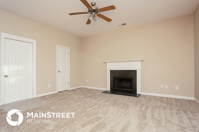 6887 Smoke Ridge Dr in College Park, GA - Foto de edificio - Building Photo