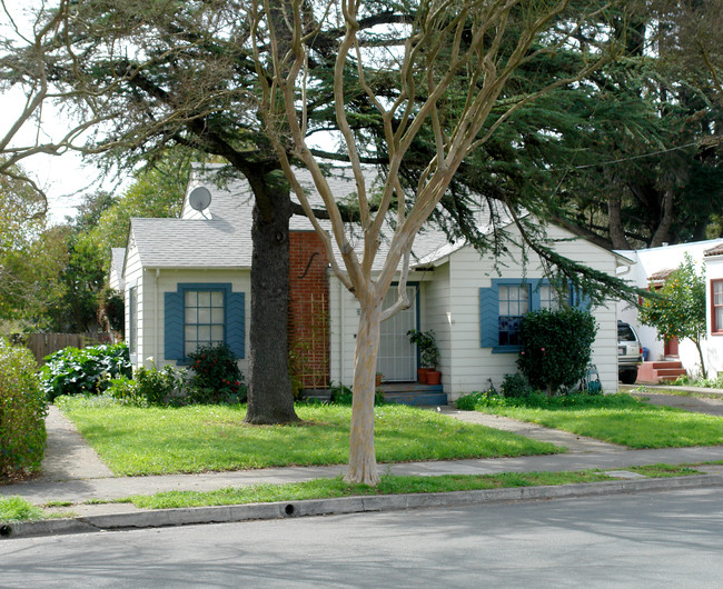 324 Ridgeway Ave in Santa Rosa, CA - Foto de edificio - Building Photo