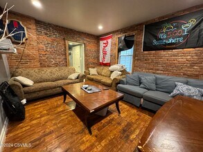 13 E 3rd St, Unit Room 1 in Bloomsburg, PA - Foto de edificio - Building Photo
