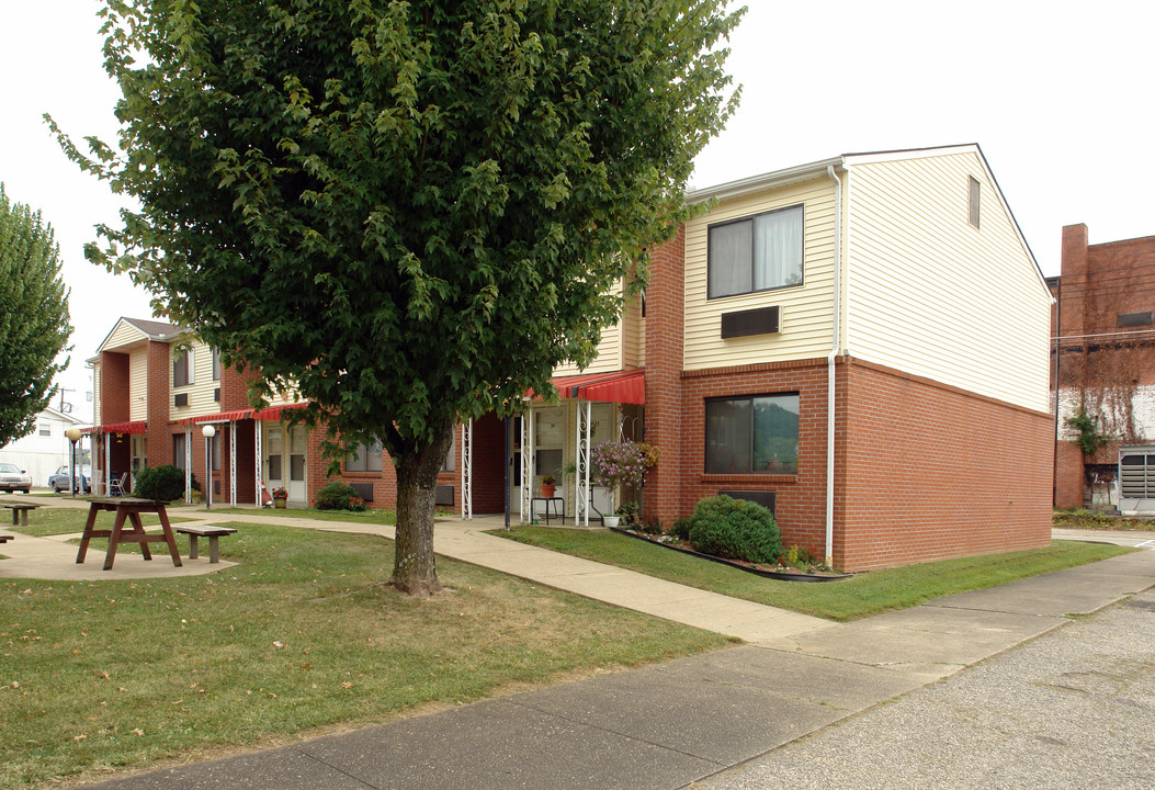 1050 Church St in Milton, WV - Building Photo