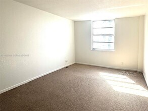 430 Golden Isles Dr in Hallandale Beach, FL - Building Photo - Building Photo