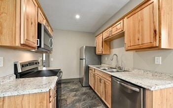 118 Lake St in Pewaukee, WI - Building Photo - Building Photo