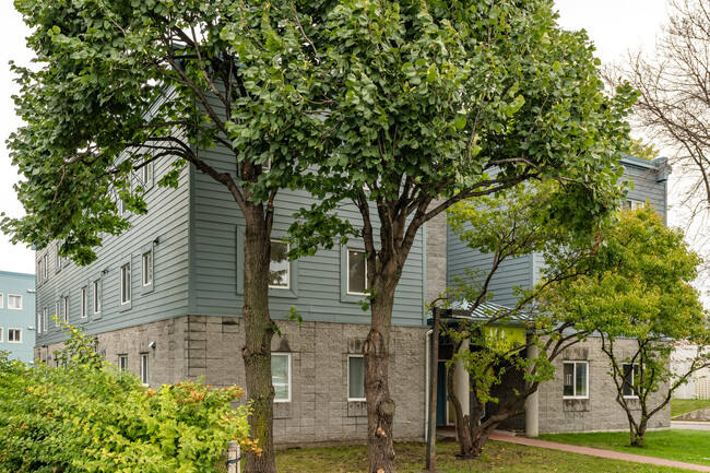 1600 De La Pointe-Aux-Lièvres Rue in Québec, QC - Building Photo - Building Photo