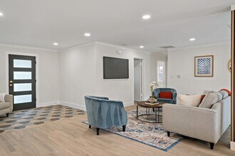 9035 Leaside Dr in Dallas, TX - Foto de edificio - Building Photo