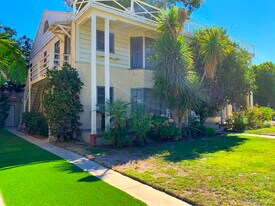 11480 Riverside Dr in North Hollywood, CA - Building Photo