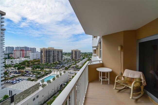 1980 S Ocean Dr, Unit 11C in Hallandale Beach, FL - Building Photo - Building Photo