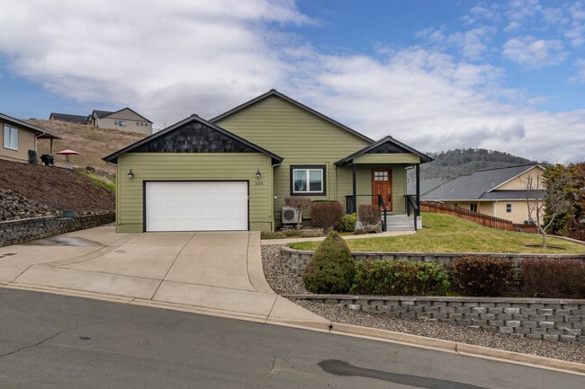 233 Palmdale Ave in Roseburg, OR - Building Photo - Building Photo