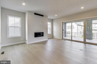 6921 Renita Ln in Bethesda, MD - Foto de edificio - Building Photo