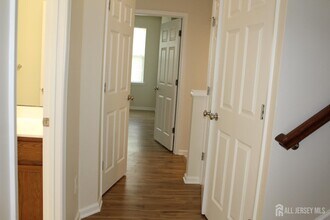 6 Bond St in North Brunswick, NJ - Foto de edificio - Building Photo