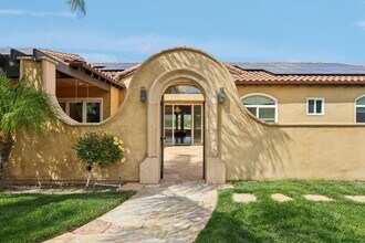 27048 Triumph Ave in Santa Clarita, CA - Foto de edificio - Building Photo