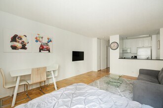 230 W 55th St in New York, NY - Building Photo - Building Photo