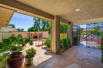 30 Columbia Dr in Rancho Mirage, CA - Foto de edificio - Building Photo