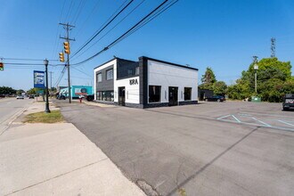 1075 E West Maple Rd in Walled Lake, MI - Building Photo - Building Photo