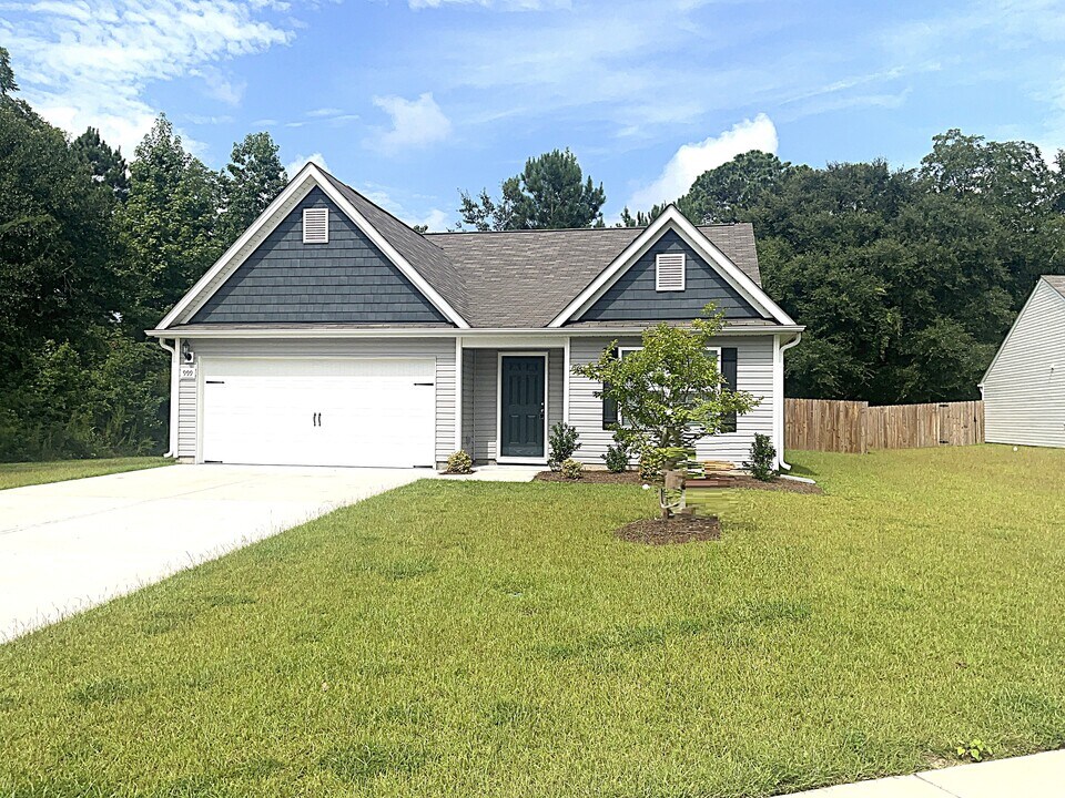 999 Jt Westfield Dr in Navassa, NC - Foto de edificio