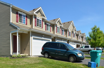 Kings Crossing Townhomes in North Chili, NY - Foto de edificio - Building Photo