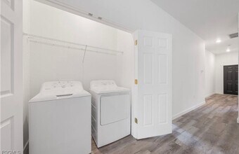 1027 Meadow Rd in Lehigh Acres, FL - Foto de edificio - Building Photo