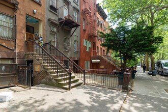 152 Hewes St in Brooklyn, NY - Building Photo - Building Photo